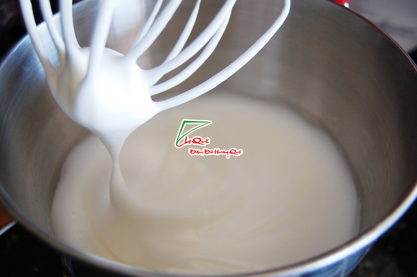 Đ&aacute;nh bọt sữa bằng phới lồng
